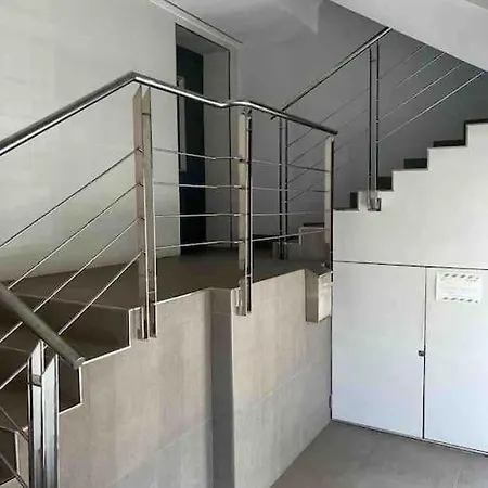 Ruim Aan Het Met 4 Slaapkamers Lägenhet *