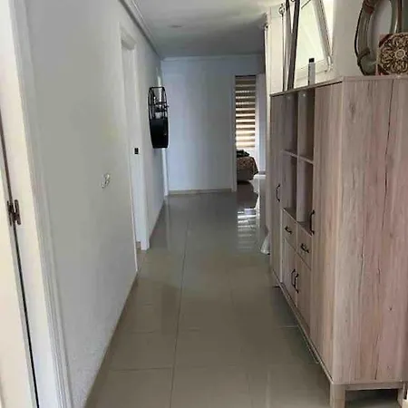 Lägenhet Ruim Aan Het Met 4 Slaapkamers Torrevieja