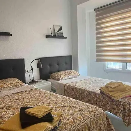 Ruim Aan Het Met 4 Slaapkamers Lägenhet *