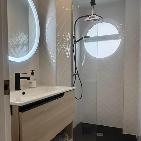 Ruim Aan Het Met 4 Slaapkamers Апартаменты Торевьиа